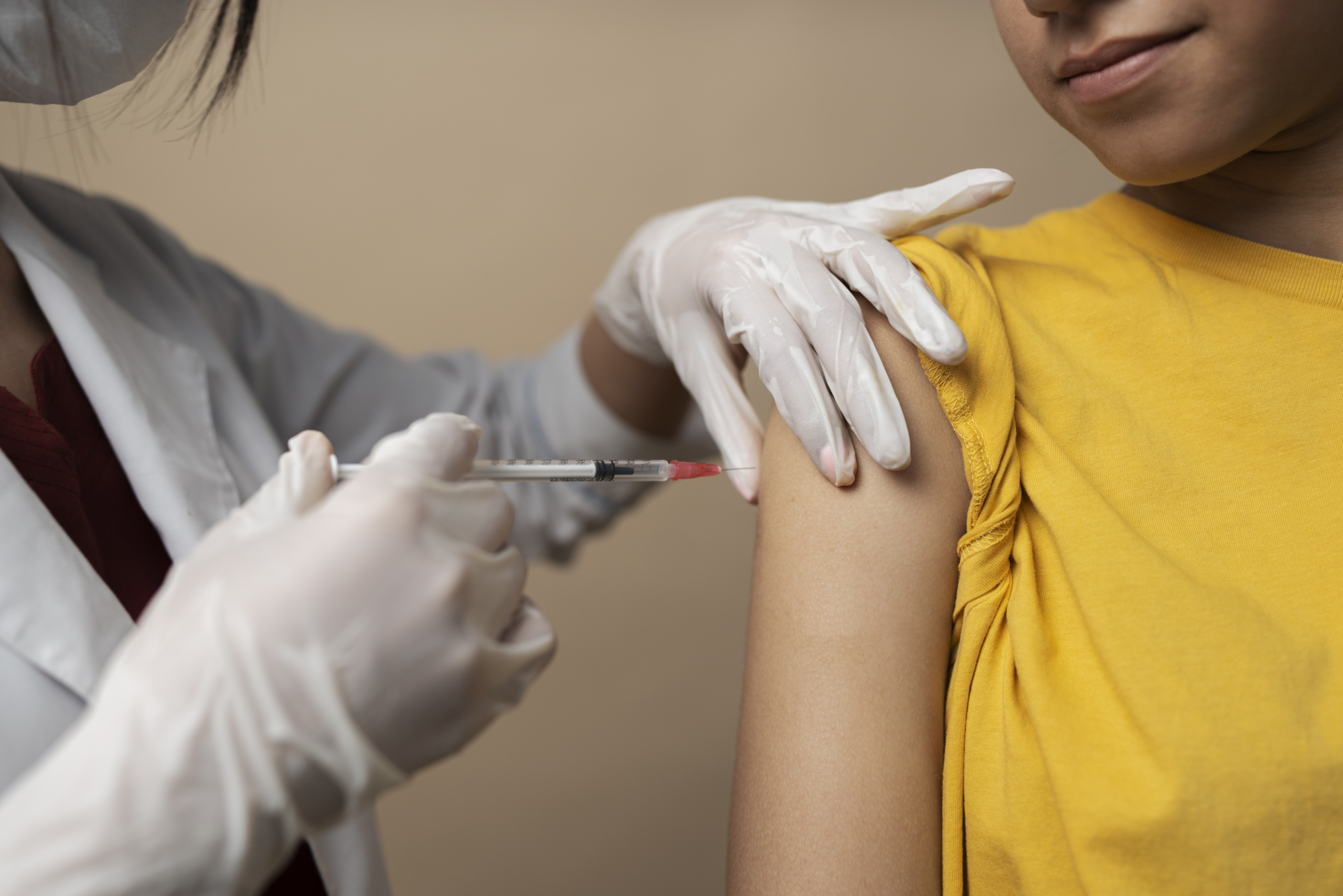 jeune qui est en train d'être vaccinée contre les hpv