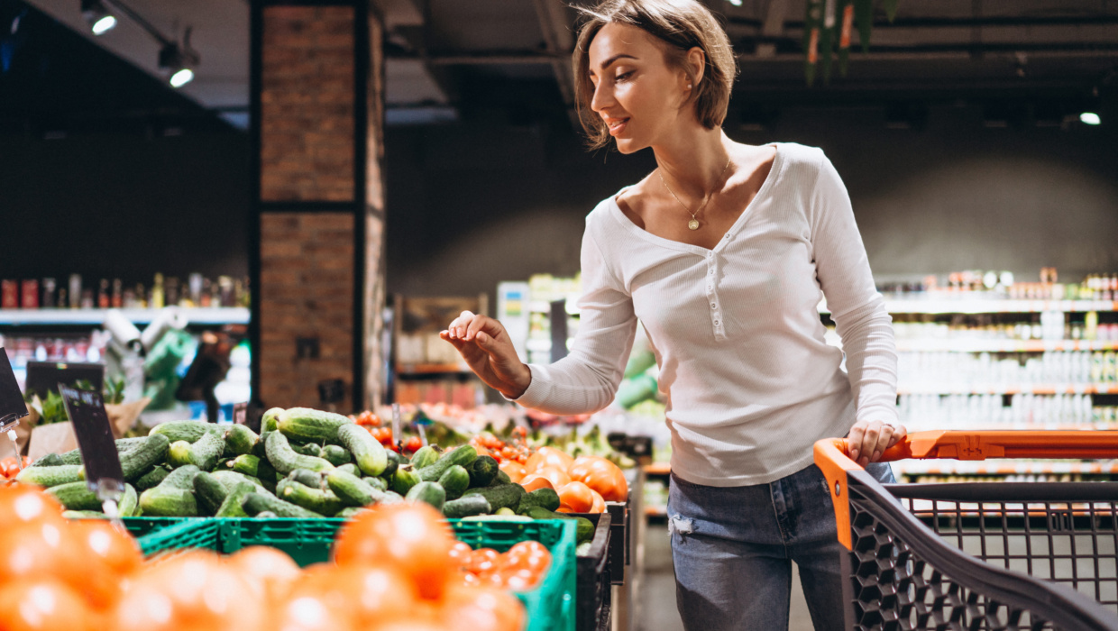 Photographie d'une femme qui fait les courses