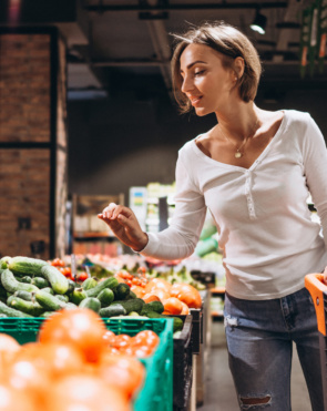 Photographie d'une femme qui fait les courses