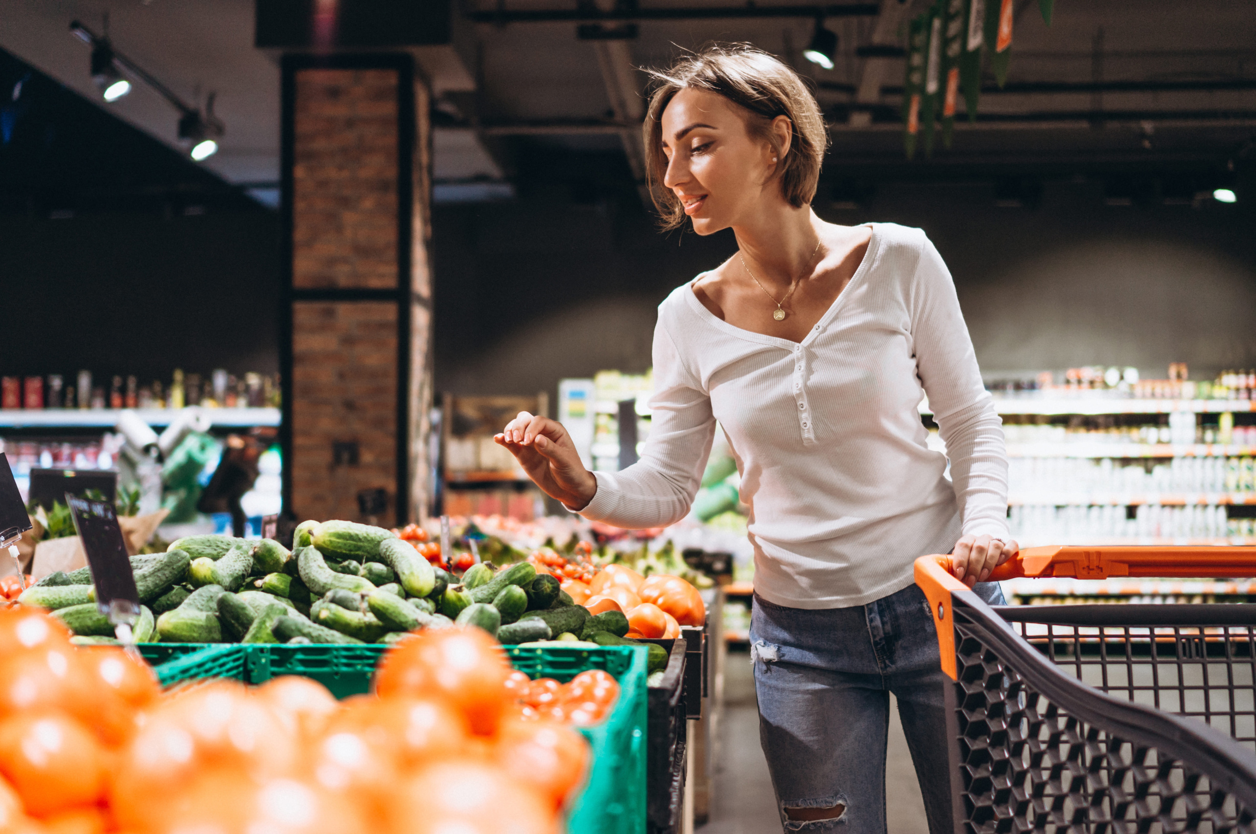 Photographie d'une femme qui fait les courses