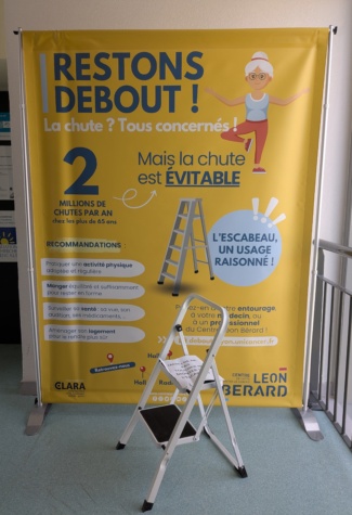 exposition debout - escabeau